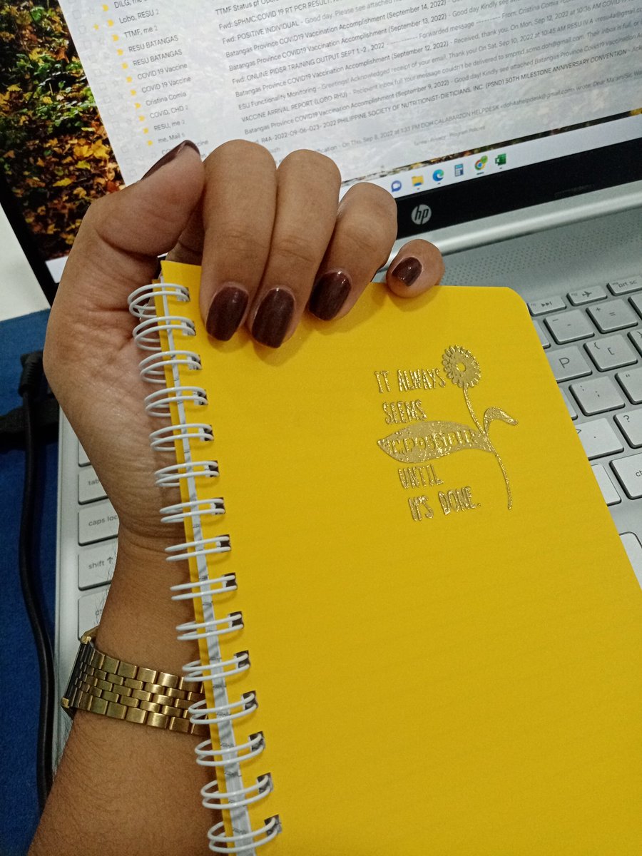 misisA_08's tweet photo. 🍫💅📝 https://t.co/5h4GpwqtWi
