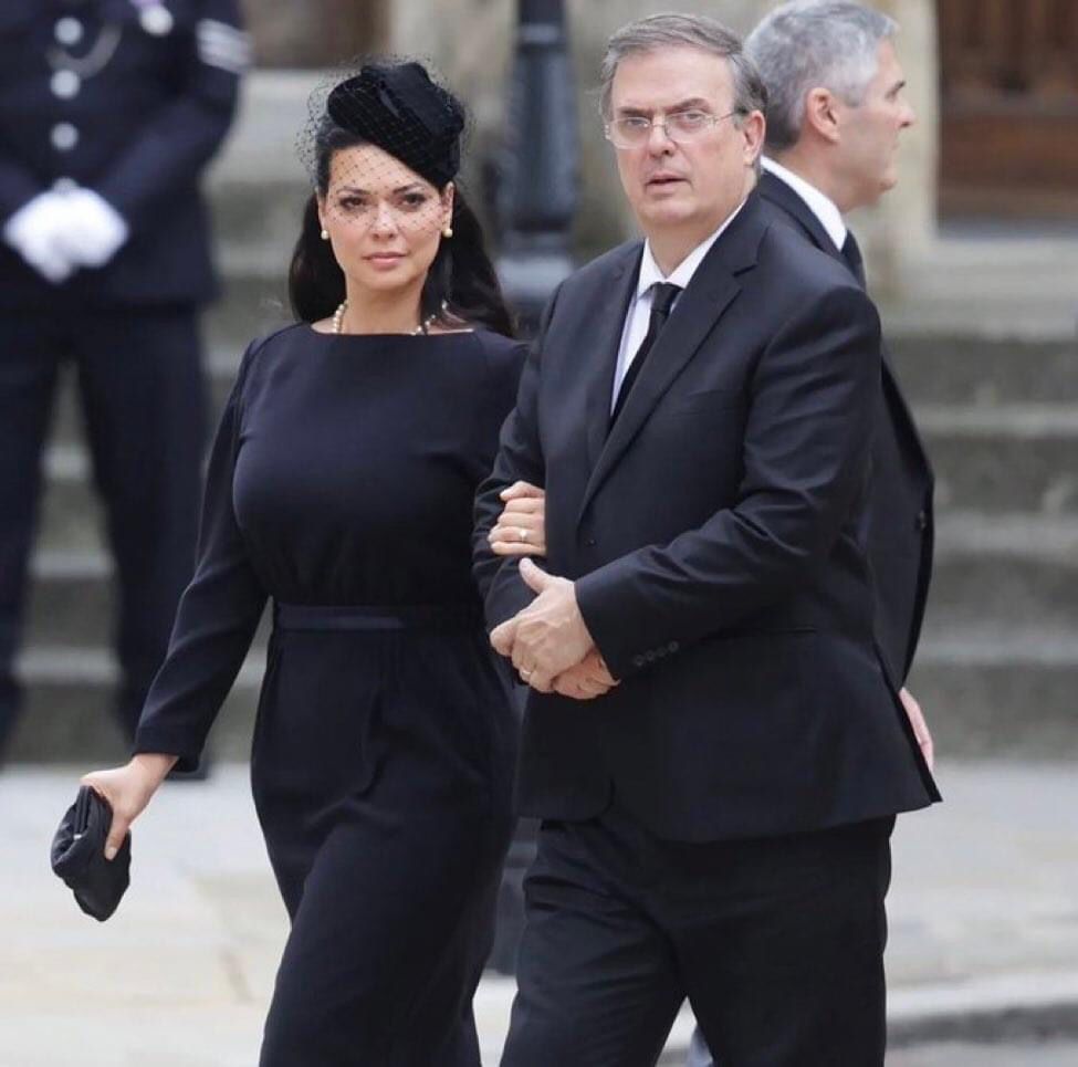 GeRevista's tweet photo. El canciller @m_ebrard y su esposa Rosalinda Bueso representaron al @GobiernoMX en los funerales de la reina Isabel II 👑 https://t.co/UPKRpYd2MC