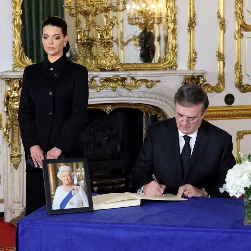 El canciller <a href="/m_ebrard/">Marcelo Ebrard C.</a> y su esposa Rosalinda Bueso representaron al <a href="/GobiernoMX/">Gobierno de México</a> en los funerales de la reina Isabel II 👑