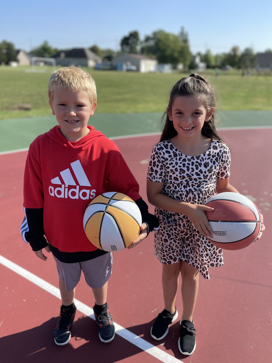 MrsStrain2's tweet photo. These #pearsonpioneers enjoyed the beautiful weather at recess! ☀️ @SLCSpearson https://t.co/ykOs01FMvm