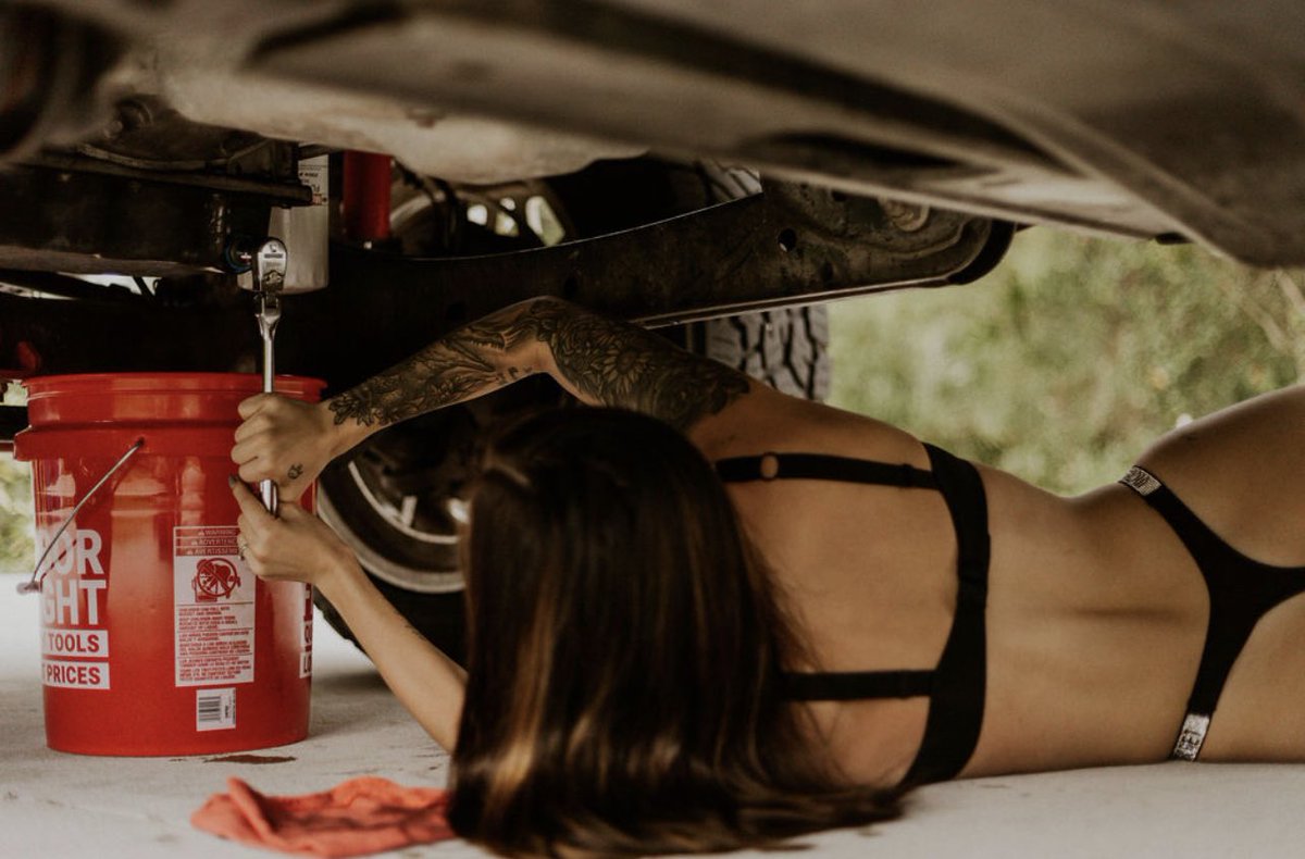 meganhaileyyyy's tweet photo. Retweet if I can come over and change your oil dressed like this ? https://t.co/u19nNcZpLO