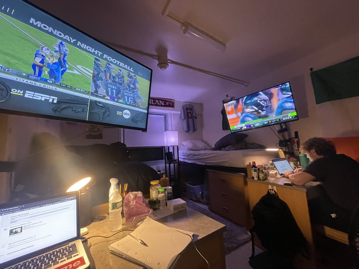 davoazran's tweet photo. @ScottHanson Scott how does the dorm room double box look? https://t.co/prs8WrQU15