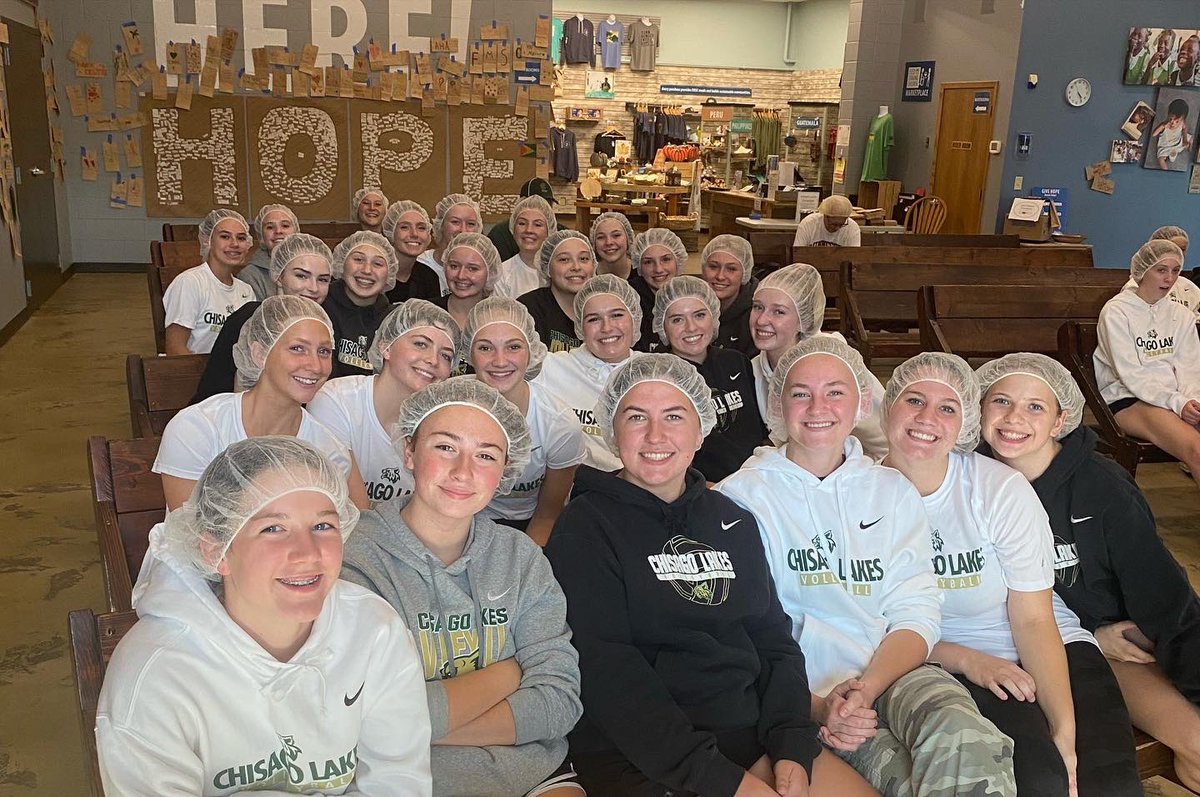 ChisagoVolley's tweet photo. We took a break from our normal training today for some team bonding and to make a difference @fmsc_org 🤍 #CLVB https://t.co/DoCtg967DT