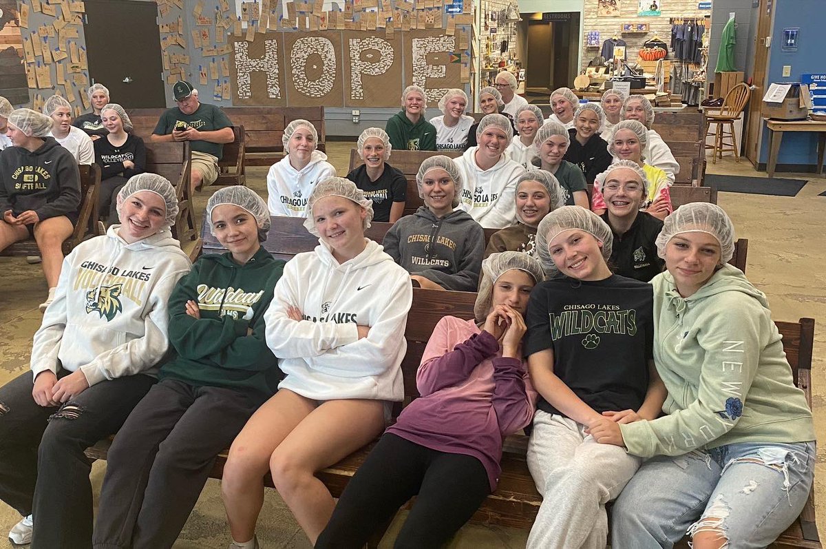 ChisagoVolley's tweet photo. We took a break from our normal training today for some team bonding and to make a difference @fmsc_org 🤍 #CLVB https://t.co/DoCtg967DT