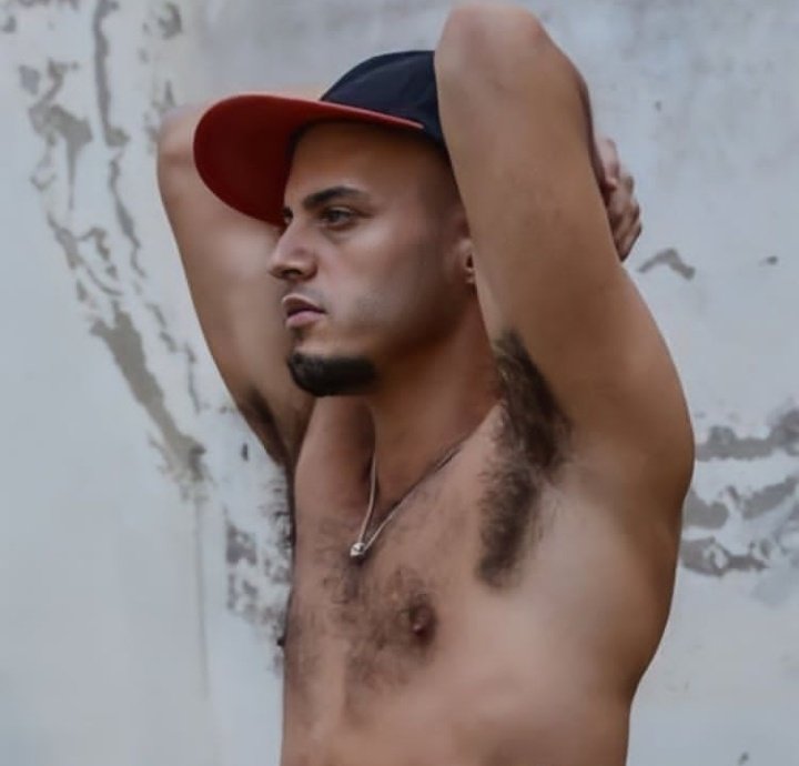 alejo31835738's tweet photo. Esas axilas con exceso de bello me ponen super caliente, me pregunto a que oleran cuando sudan  💦🤤💪😋👅👃👃 https://t.co/lu8uDmewud