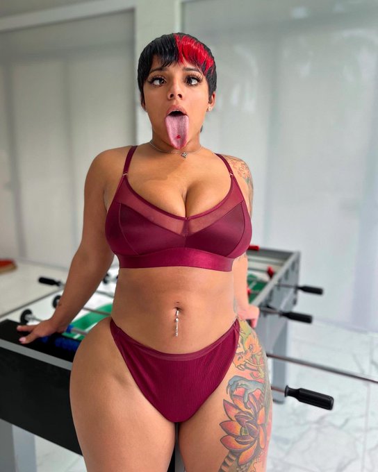 Going live on my OF it&rsquo;s free to watch link in my bio 😂 https://t.co/vJLbgcx0f1