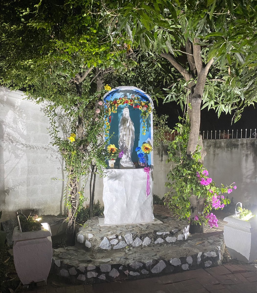 Yencymaricel's tweet photo. A poco metros de mi casa encontré este parque, corría un aire muy fresquito, con olor a flores, era como si los brazos de María me arrullaran con ternura de madre. Qué paz tan bonita 🙏🤍✨
#virgenmaria #virgendelasmercedes #obbatala https://t.co/2GwluR32ez