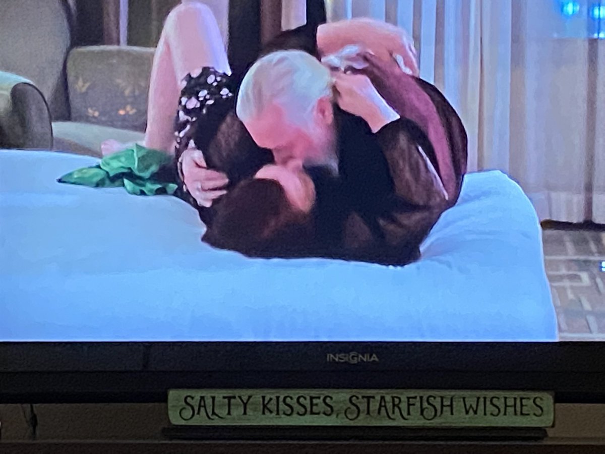 Omg. Debbie threw her leg open like Best Buy on Black Friday. 🤣 You wrong for this <a href="/TLC/">TLC Network</a> 🤮🤢🤮#90DayFiance