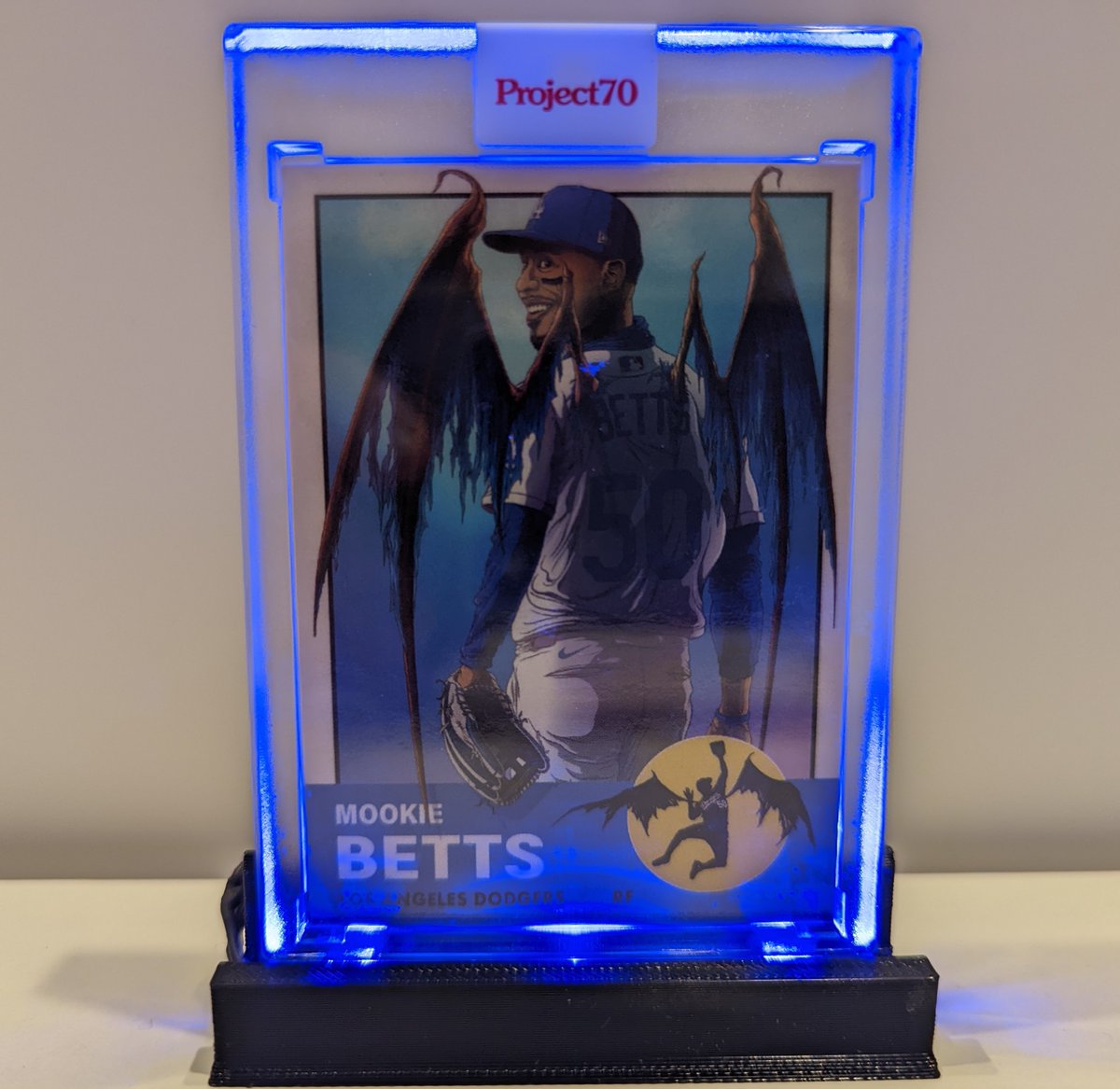 PardeeBetts's tweet photo. 🚀🌚 Let's do this! 🚀 🌚
Monster card #Giveaway
#Topps ❤️Project70❤️
Mookie Betts by @alexpardee with
LED stand by @HitByPitchCards included! 
To a follower and retweeter to be announced when we hit 4,000 followers. Good luck and thank you. https://t.co/mrrCMX1hll