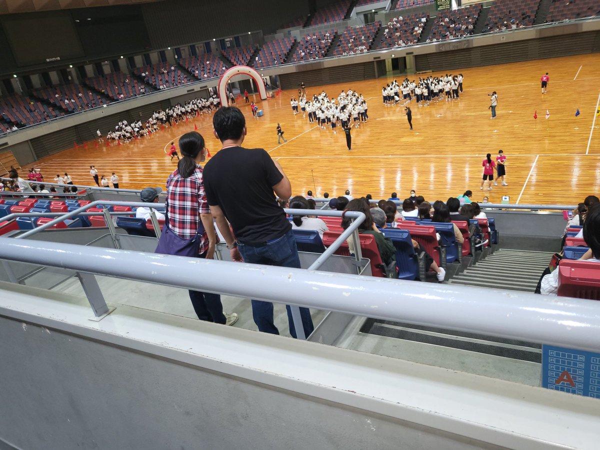 今日は、運動会。
車椅子スペースに陣取って立見する親。
常識なさすぎ。
この人達だけです。