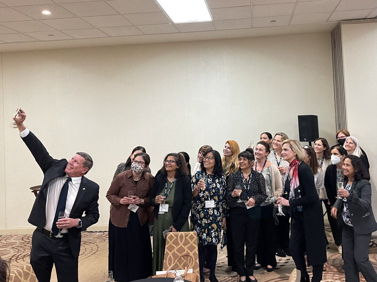 Tonight the 28th #ELAM class toasted the inaugural #ELH class with @ChuckCairns, @DrexelMedicine Dean + @NancyDSpector, @ELAMProgram Executive Director. I am so proud to be part of this amazing tribe of women. @ERebelloMD @Lisa_Jackson_MD @DianeChico13 🥂