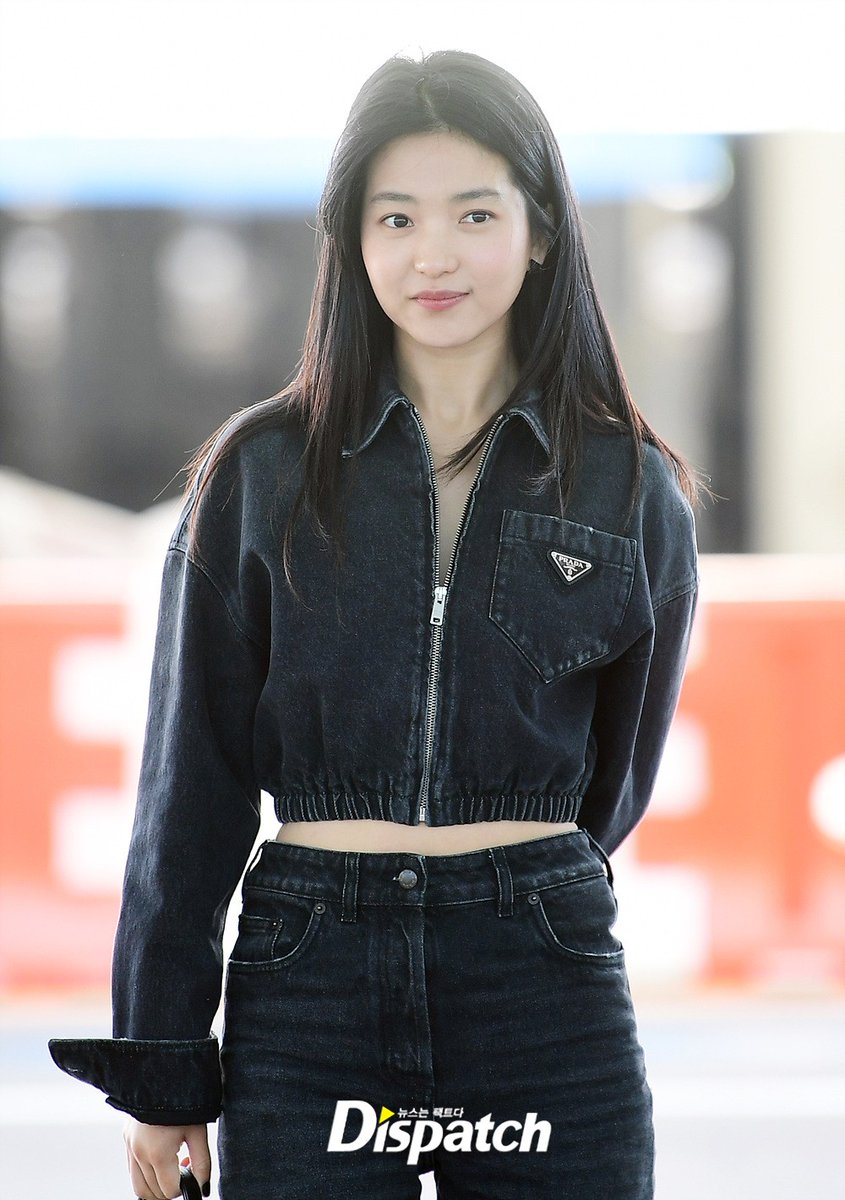 alwayswithtaeri's tweet photo. [092022]News: Actress #KimTaeRi left for Milan via Incheon Int'l Airport on the 20th to attend Milan Fashion Week.

"She showed off her unique fashion sense with denim tops &amp; bottoms. Her innocent visual &amp; lovely smile stood out."

🔗: https://t.co/dK0YuHe58E

#김태리 #金泰梨 https://t.co/YCIrwVhIlq