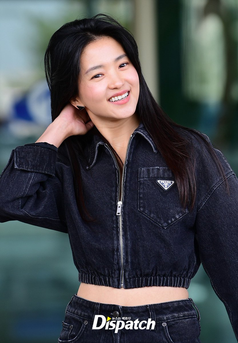 alwayswithtaeri's tweet photo. [092022]News: Actress #KimTaeRi left for Milan via Incheon Int'l Airport on the 20th to attend Milan Fashion Week.

"She showed off her unique fashion sense with denim tops &amp; bottoms. Her innocent visual &amp; lovely smile stood out."

🔗: https://t.co/dK0YuHe58E

#김태리 #金泰梨 https://t.co/YCIrwVhIlq