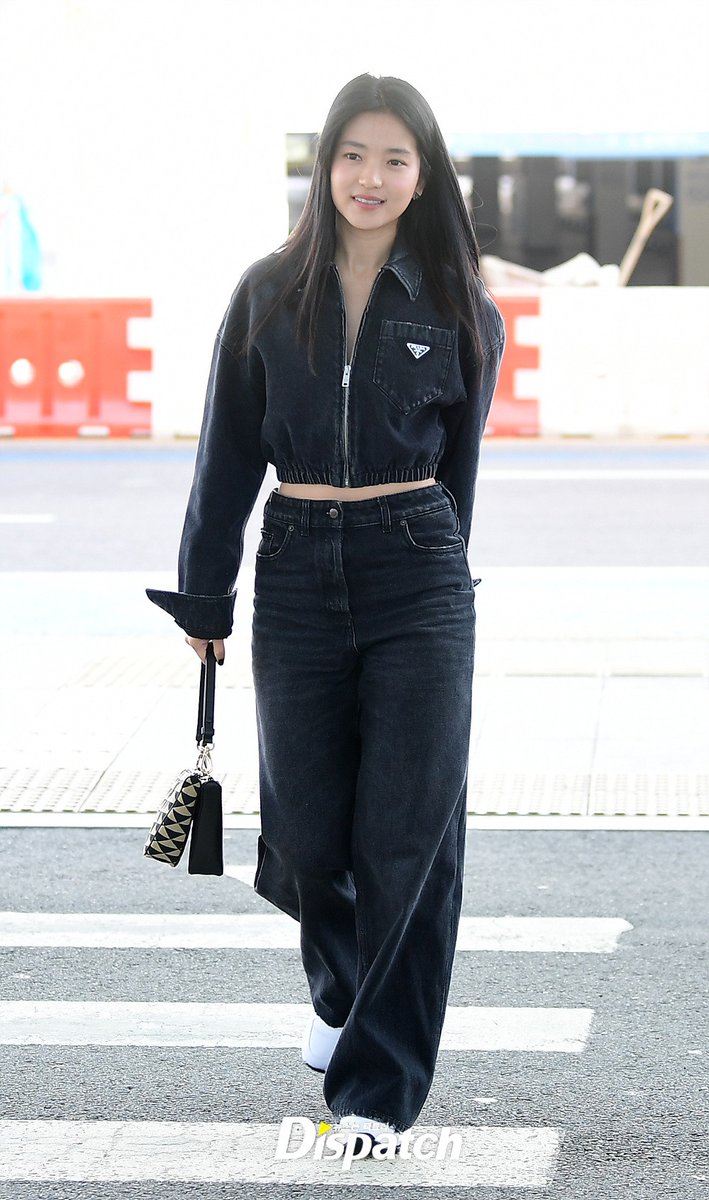 alwayswithtaeri's tweet photo. [092022]News: Actress #KimTaeRi left for Milan via Incheon Int'l Airport on the 20th to attend Milan Fashion Week.

"She showed off her unique fashion sense with denim tops &amp; bottoms. Her innocent visual &amp; lovely smile stood out."

🔗: https://t.co/dK0YuHe58E

#김태리 #金泰梨 https://t.co/YCIrwVhIlq