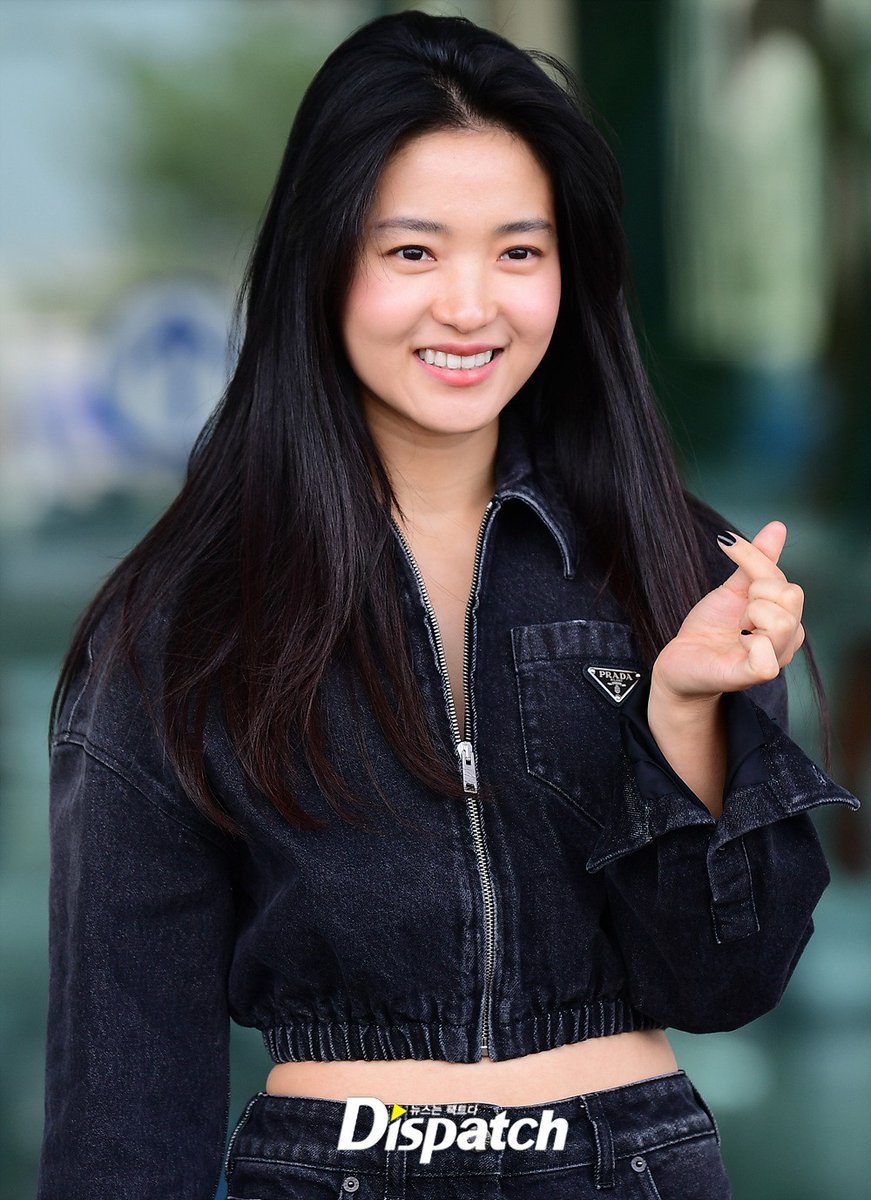 alwayswithtaeri's tweet photo. [092022]News: Actress #KimTaeRi left for Milan via Incheon Int'l Airport on the 20th to attend Milan Fashion Week.

"She showed off her unique fashion sense with denim tops &amp; bottoms. Her innocent visual &amp; lovely smile stood out."

🔗: https://t.co/dK0YuHe58E

#김태리 #金泰梨 https://t.co/YCIrwVhIlq