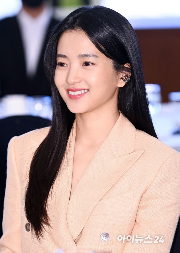 alwayswithtaeri's tweet photo. [091922]News: 'Icon of Youth' #KimTaeRi, photogenic of the year chosen by photographers

"'2022 KOPA (Korea Online Press Photographers Assn) &amp; NIKON Press Photo Awards' is a ceremony in which all photos covered last year by KOPA members are nominated."

🔗:https://t.co/HfWQCCqxp2 https://t.co/c2QalYkt81