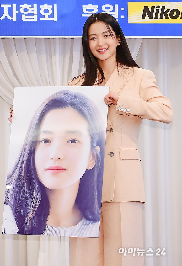 alwayswithtaeri's tweet photo. [091922]News: 'Icon of Youth' #KimTaeRi, photogenic of the year chosen by photographers

"'2022 KOPA (Korea Online Press Photographers Assn) &amp; NIKON Press Photo Awards' is a ceremony in which all photos covered last year by KOPA members are nominated."

🔗:https://t.co/HfWQCCqxp2 https://t.co/c2QalYkt81
