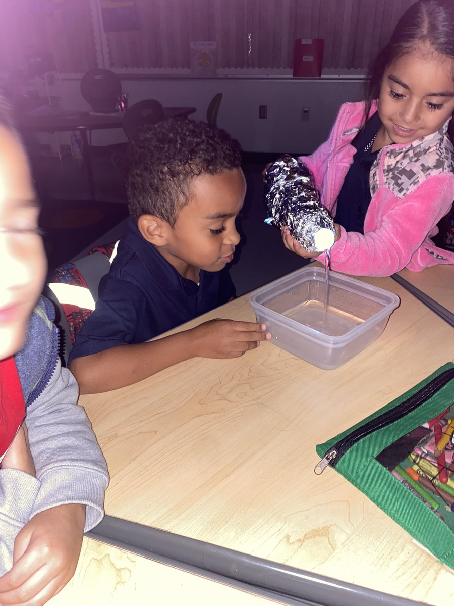 Arlene_elle's tweet image. Students worked together to form and observe light energy. 🤓 #miniscientists