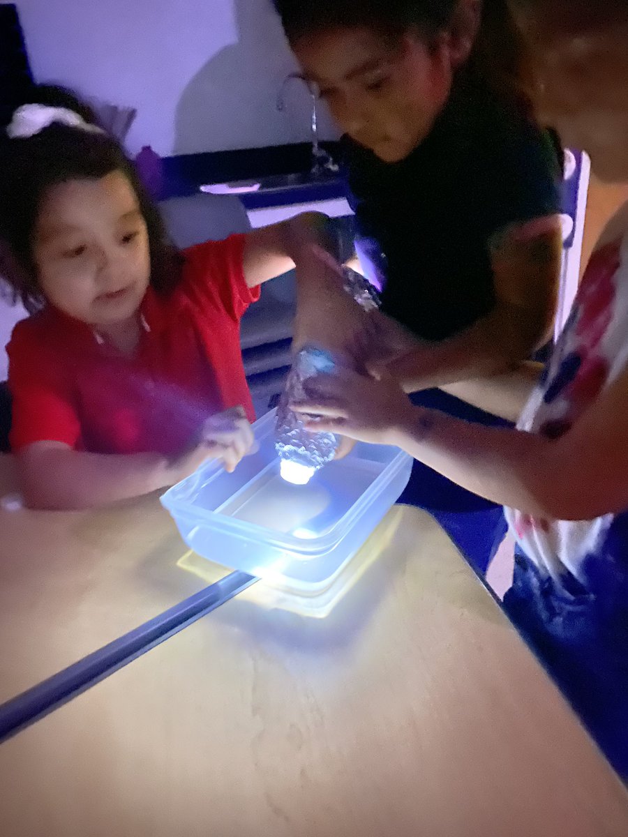 Arlene_elle's tweet image. Students worked together to form and observe light energy. 🤓 #miniscientists