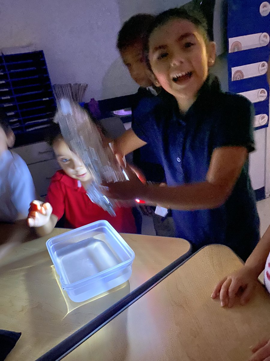 Arlene_elle's tweet image. Students worked together to form and observe light energy. 🤓 #miniscientists