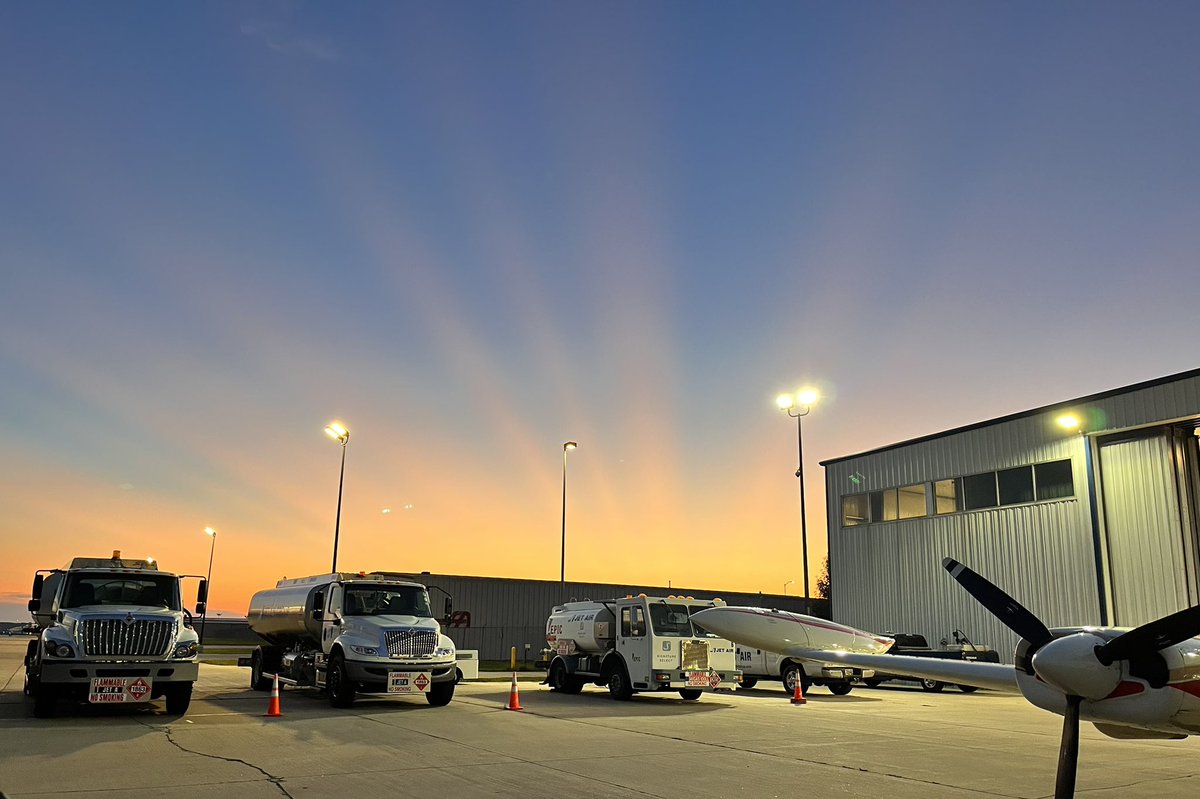 jetairgroup's tweet photo. Sure do love our sunsets here at @GRBairport! #nofilterneeded #airportlife #linetech #aviationphotography https://t.co/Wzmc3ymQN4