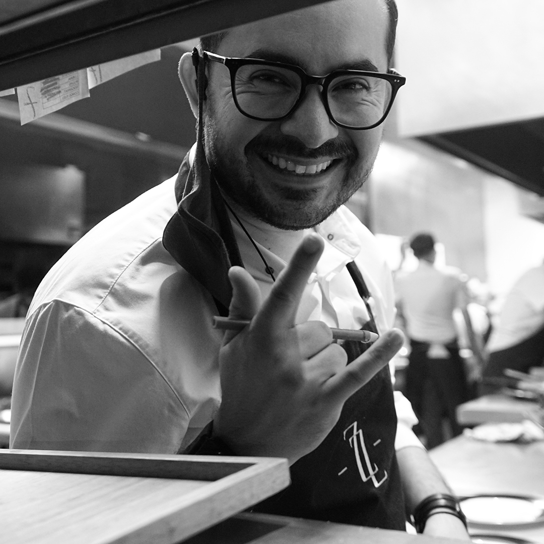 A alguien lo pone muy de buenas recibir el producto cada día. <a href="/israelaretxiga/">israel aretxiga</a>, el rodaballo y la felicidad. ¿Nos ayudas a ponerle nombre a la foto? #zeruescasa
-
#restaurantescdmx #cdmxfood #comidaespañola #restaurantesmexico #cocinaespañola #gastromexico #mexicofood #fogon