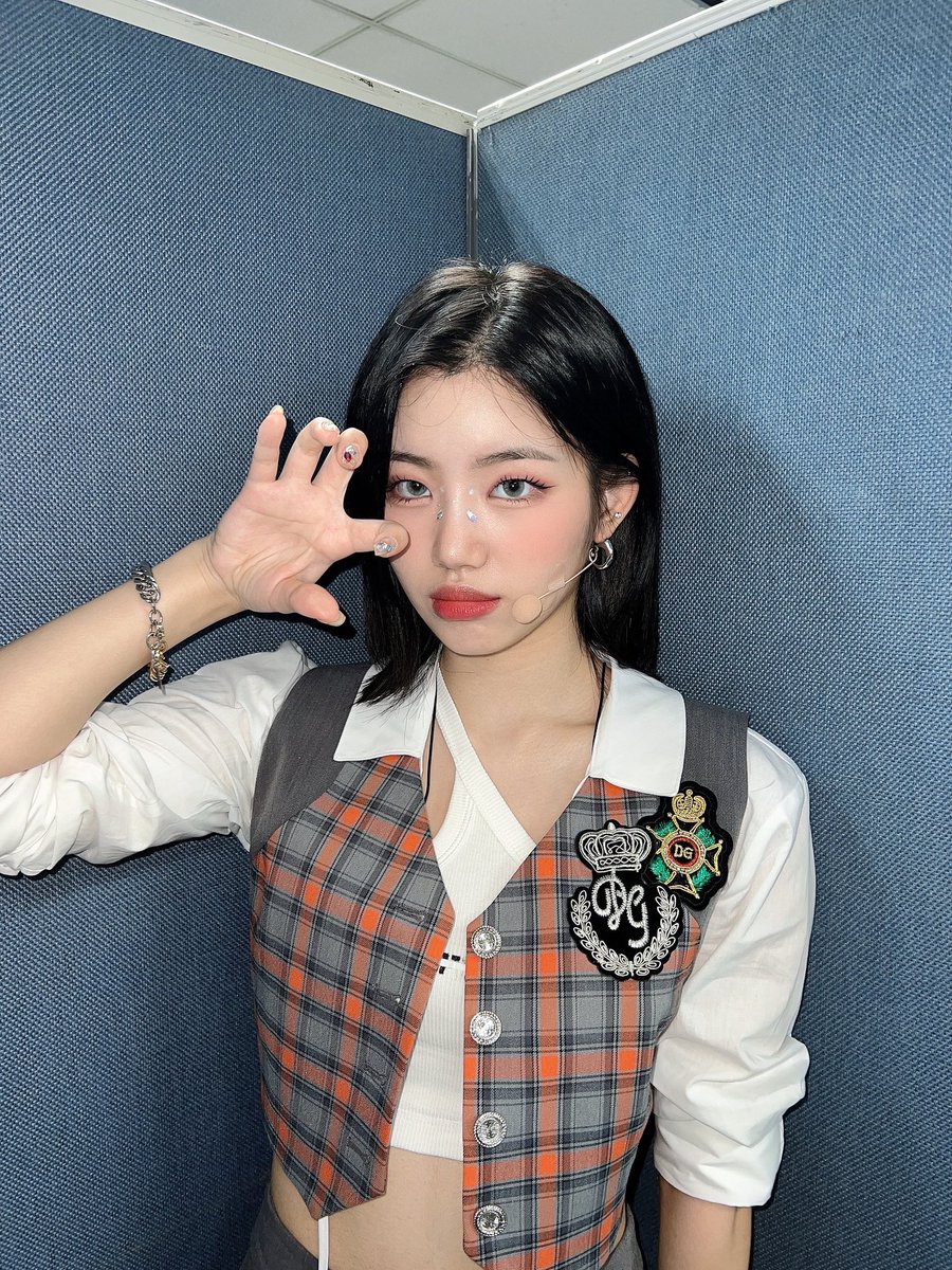 TribeWeverse's tweet photo. 🦊's Weverse post in 220920 

🦊🐱 Hehe

@tribedaloca
#트라이비 #TRI_BE #현빈 #HYUNBIN  #TRIBELEVIOSA #LEVIOSATRIBE #LEVIOSA #Kisses https://t.co/U3F0Ozv19P