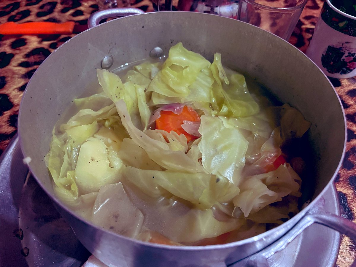 旅行者が出合うモロッコ料理は基本的に、二種類しかない。タジンとクスクス。私は大のタジン好きで、この旅でも毎日自分で作っているが、今夜は新たな可能性を探るべくポトフを作ってみた。写真映えはいまいちだけど、スープに野菜の旨味が凝縮して実にうまい。 