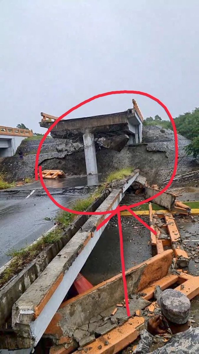 Un monumento a la ineficiencia del Ministerio de Obras Pública. 4 meses en reparación, con varios trágicos accidentes de tránsito, y hoy sin ninguna razón que lo justifique, se deploma el puente ubicado en el distribuidor de la entrada del Municipio de La Vega.