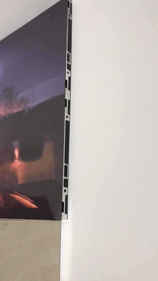 JadeLuo10's tweet photo. Fine Pitch LED Screen, supper thin, installed in our customer's home. https://t.co/IyQ3b1V68h
