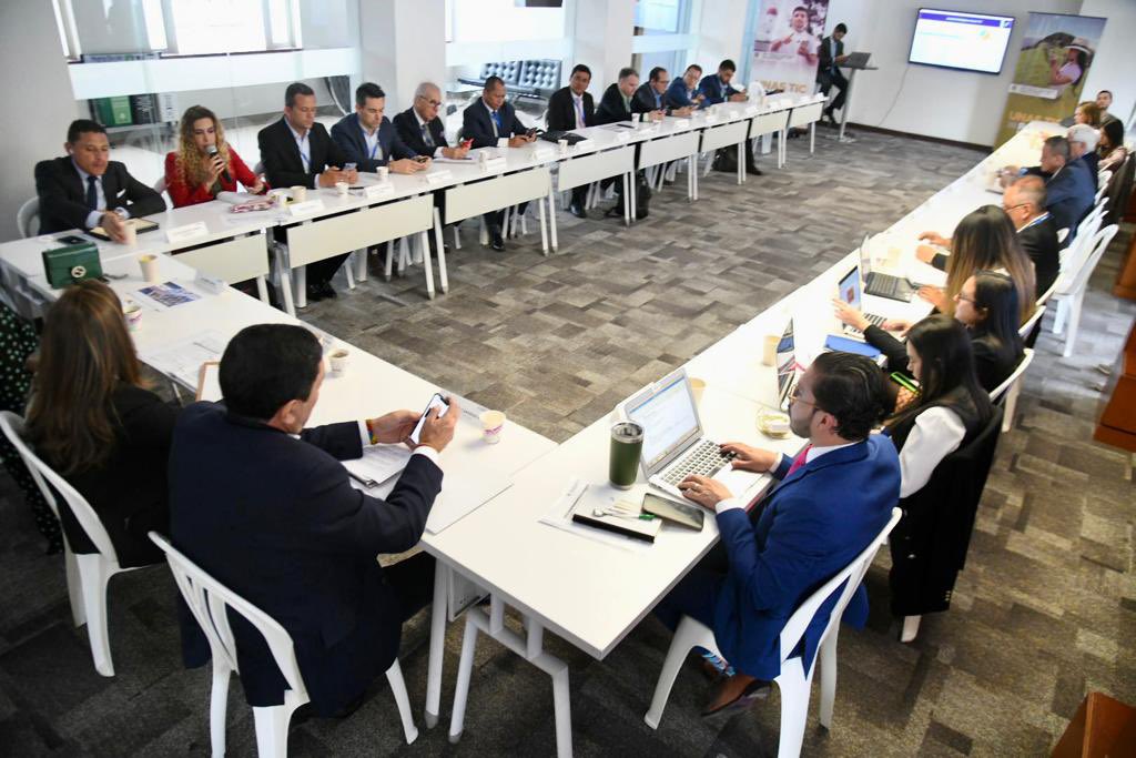 Ministerio_TIC's tweet photo. #AEstaHora La ministra TIC #SandraUrrutia se reunió con los alcaldes de @Asocapitales, su Presidente @JCardenasRey y la Directora Ejecutiva, Luz María Zapata, en una jornada de escucha activa que busca garantizar la institucionalidad y #ElGobiernoDelCambio en la regiones 🇨🇴 https://t.co/3ilKtYaXoH