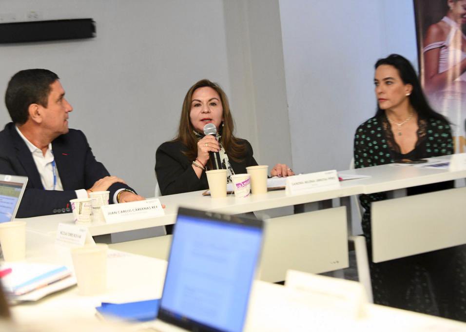 Ministerio_TIC's tweet photo. #AEstaHora La ministra TIC #SandraUrrutia se reunió con los alcaldes de @Asocapitales, su Presidente @JCardenasRey y la Directora Ejecutiva, Luz María Zapata, en una jornada de escucha activa que busca garantizar la institucionalidad y #ElGobiernoDelCambio en la regiones 🇨🇴 https://t.co/3ilKtYaXoH