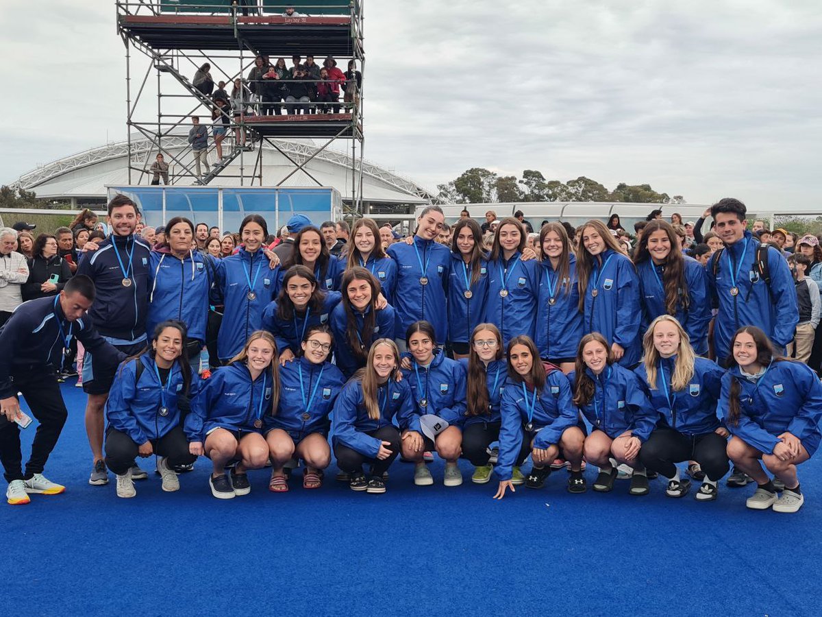ArgFieldHockey's tweet photo. Conocé el PODIO del Campeonato Argentino de Selecciones Sub 16 Damas A 🏆🏑

🥇 Buenos Aires
🥈 Córdoba
🥉 Mendoza

¡Felicitaciones! 🎉🇦🇷 https://t.co/ERK54A7e4M