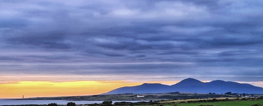 The Mourne Mountains and St Johns Point as seen from Ardglass GC tonight. @WeatherCee @barrabest @bbcnewsline @bbcniweather @paulvaughanpro @ardglassproshop #AwesomeArdglass