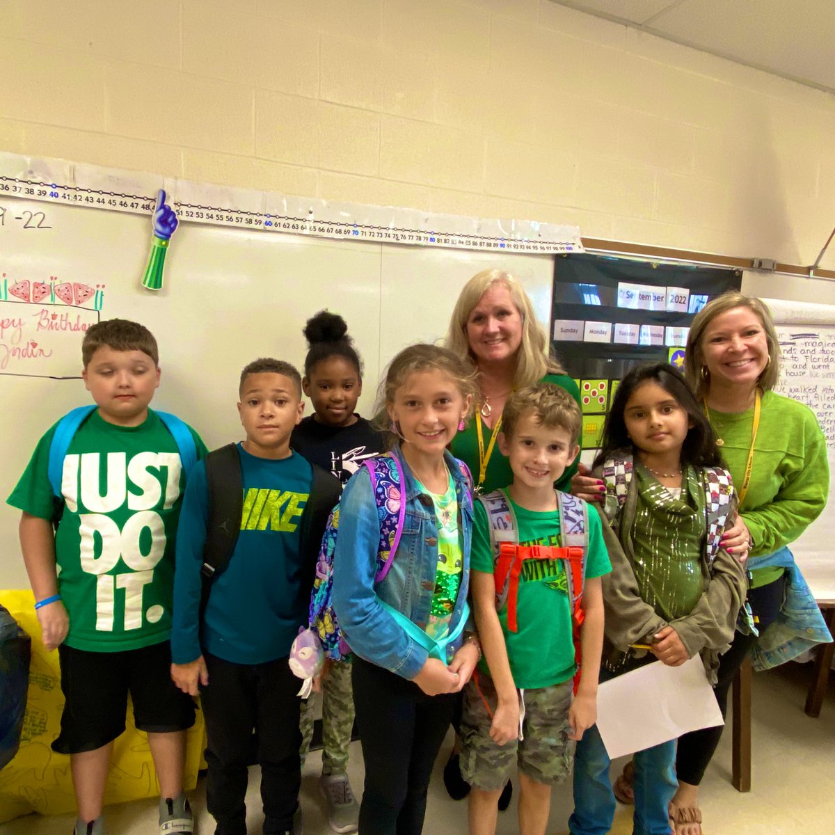 MeganGWCS's tweet photo. Wear green to be seen #helloweek #LincolnPrideWCS @warrenschools https://t.co/Trl43GEXlN