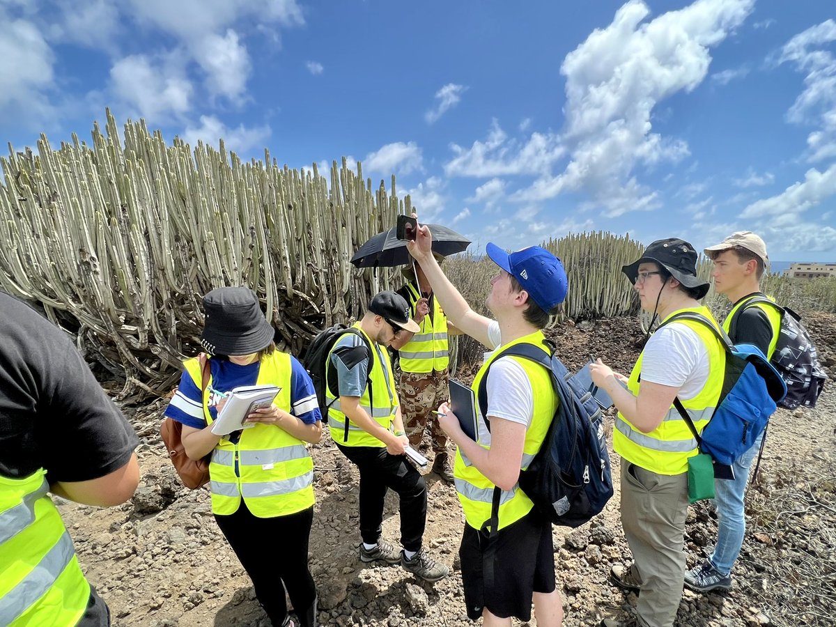 IgnacioGarciaGT's tweet photo. Tenerife. Same day, 40 min later, and a different ecosystem is in front of us. Amazing long day with @Brunel_EnvBSc @Bruneluni on their 2022 Environmental Science Field Trip #laurisilva #geography #ecology #botany #renewables #hydrology @GeoTenerife https://t.co/iPgrDbGehl