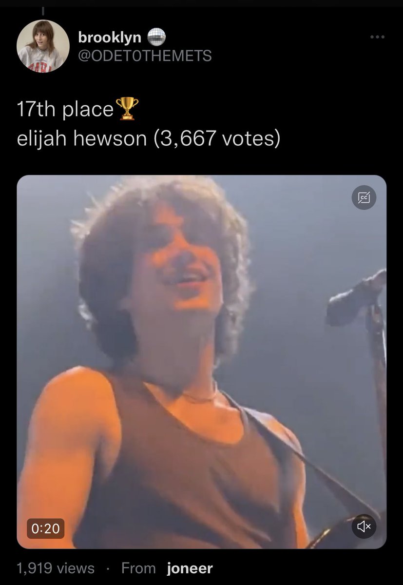 whatiselidoing's tweet photo. eli is getting roasted by bono for being on the 17th place! https://t.co/O1Zfm4rI9F