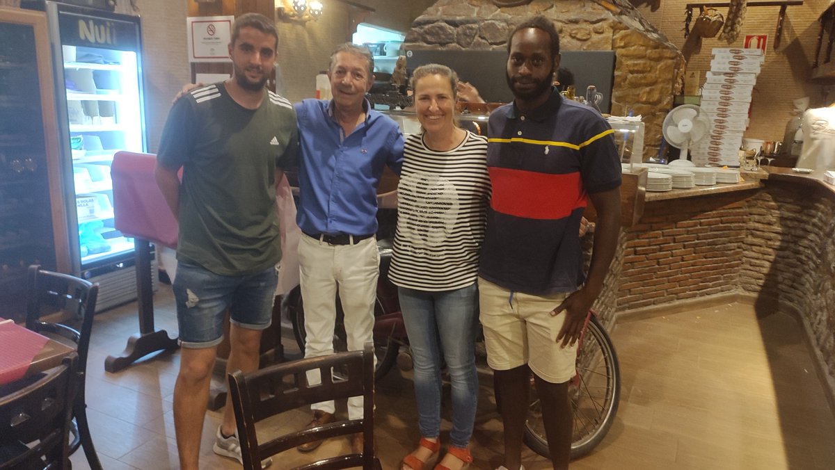 Arrancamos temporada en Pizzería Guzzi Almerimar con el segundo entrenador del <a href="/BerjaCF/">BERJA C.F.</a> y el guardameta aurinegro Edu Gomis. Recuerda que si te lo has perdido puedes escucharlo de nuevo en nuestro canal de iVoox