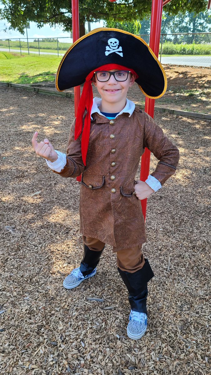Mrs_stone_3's tweet photo. It was #TalkLikeAPirateDay! Check these cute pirates out! @Principal_SES @shufordnccs #greatnessbeyondmeasure https://t.co/mwjraBi1Le