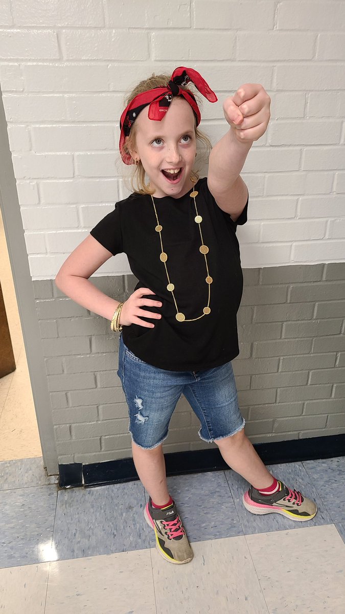 Mrs_stone_3's tweet photo. It was #TalkLikeAPirateDay! Check these cute pirates out! @Principal_SES @shufordnccs #greatnessbeyondmeasure https://t.co/mwjraBi1Le