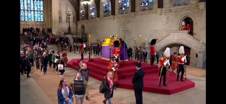 VicsMulligan's tweet photo. Well itโs been a crazy 48hours but what an experience to be part of a moment in history, thank you your majesty for your 70 years of service to this country #lyinginstatequeue https://t.co/ZdE96pjV38