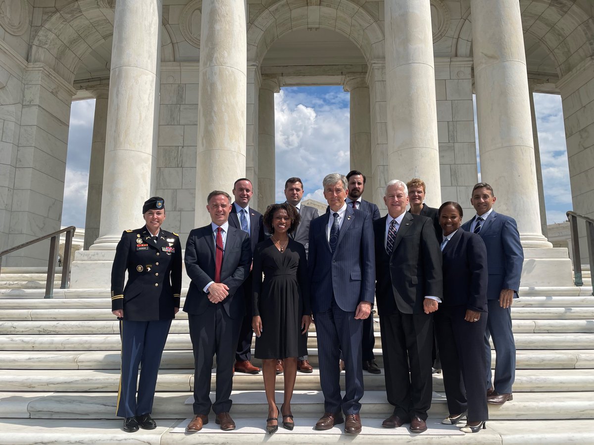 Today, @ONCD participated in a wreath-laying ceremony at the Tomb of the Unknown Soldier to honor all who have served, including our Nation's fallen heroes and the veterans on our ONCD team. Thanks to Bruce Reed, @WhiteHouse Deputy Chief of Staff, for joining us.