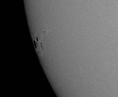 drkstrong's tweet photo. MONSTER SUNSPOTS COMING OVER SOUTHEAST LIMB: Not sure if it is one group or two, more info in a day or two. Sorry no reports today (perhaps later?) - been watching QEII funeral since early this morning - highly emotional. Need to get some sleep right now. :) https://t.co/79YL8cwKYw
