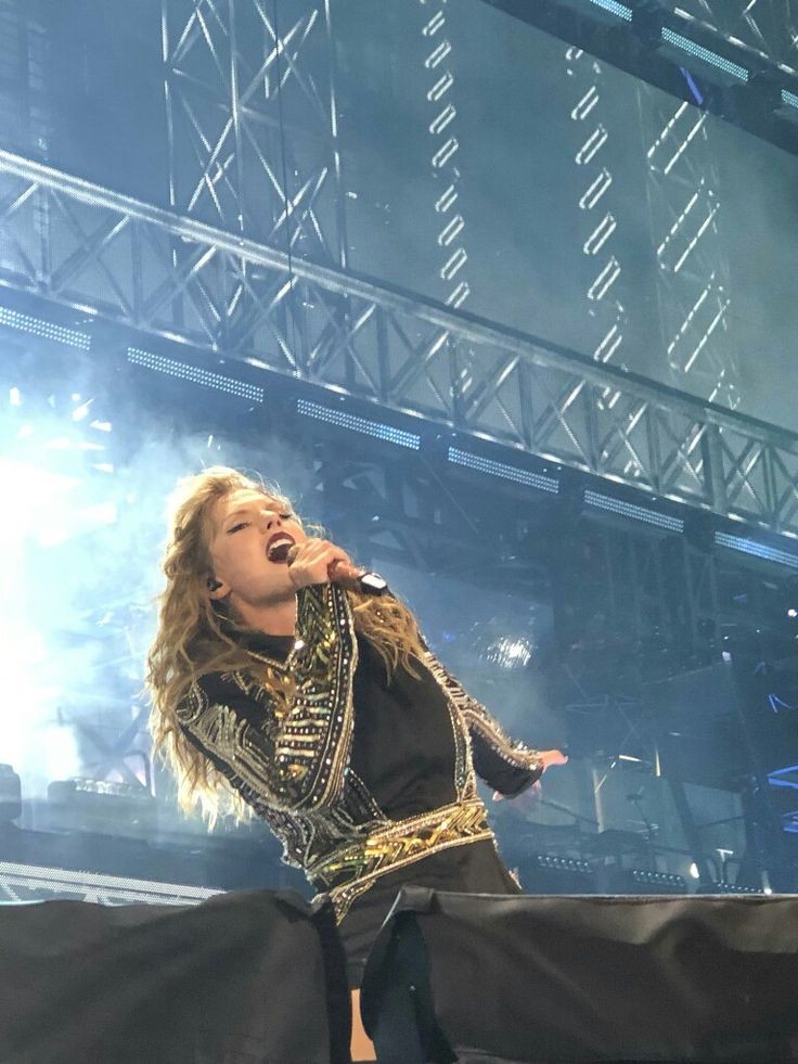 Ianaslust4life's tweet photo. This. This is it. Good thing I wasn't at the #reputationworldtour bc I would've died if I had witnessed her 'don't blame me' performance. #TaylorSwift #reputation #rep https://t.co/u1BpztMbXJ