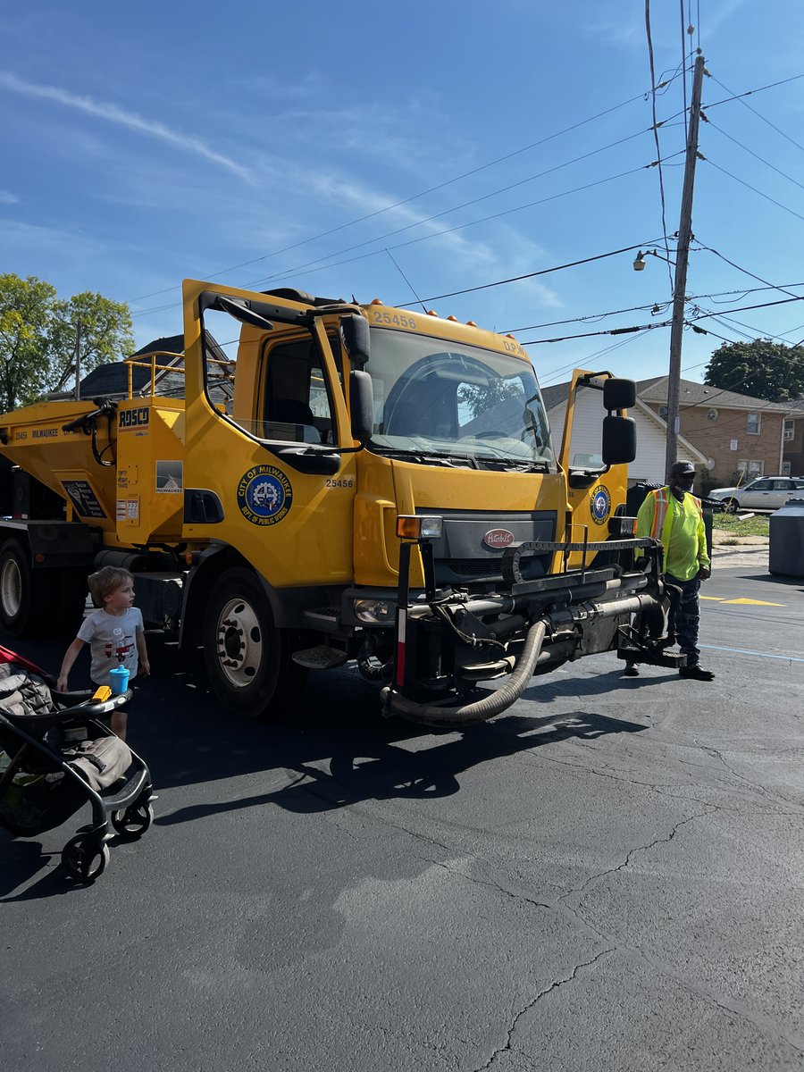 milwaukeedpw's tweet photo. Thank you Bay View Community Center and Ald. Dimitrijevic for having us to showcase @milwaukeedpw equipment at #bayviewbash. Our dedicated workers got to meet some the great @cityofmilwaukee residents they serve every day!
📷BVCC https://t.co/7Z3yTf7rVY