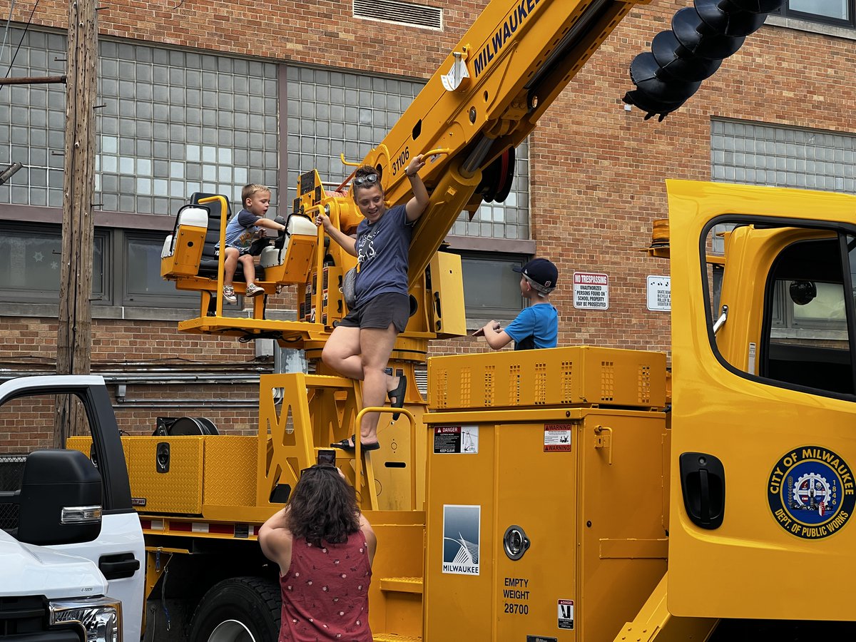 milwaukeedpw's tweet photo. Thank you Bay View Community Center and Ald. Dimitrijevic for having us to showcase @milwaukeedpw equipment at #bayviewbash. Our dedicated workers got to meet some the great @cityofmilwaukee residents they serve every day!
📷BVCC https://t.co/7Z3yTf7rVY