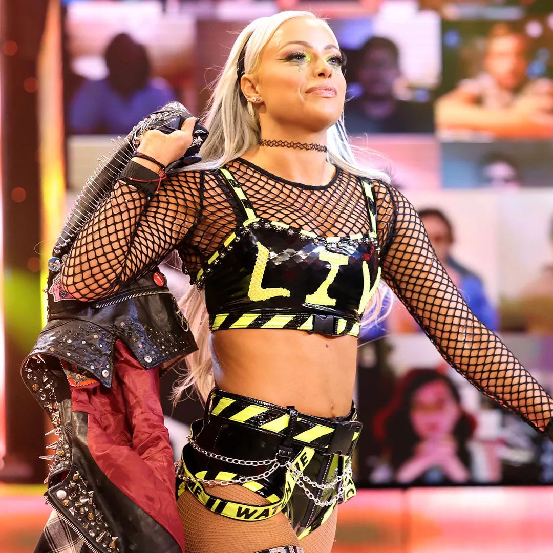 LIVinXElayna's tweet photo. This gear was soo good 🖤💛 https://t.co/GsvqprBMOo