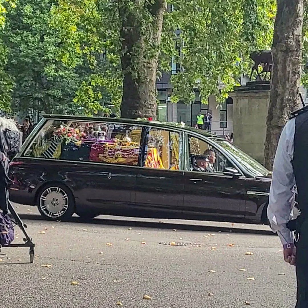 AshGTT's tweet photo. What a day to be in London ❤️ #RestInPeaceQueenElizabethII https://t.co/1JJ6kZqaXg