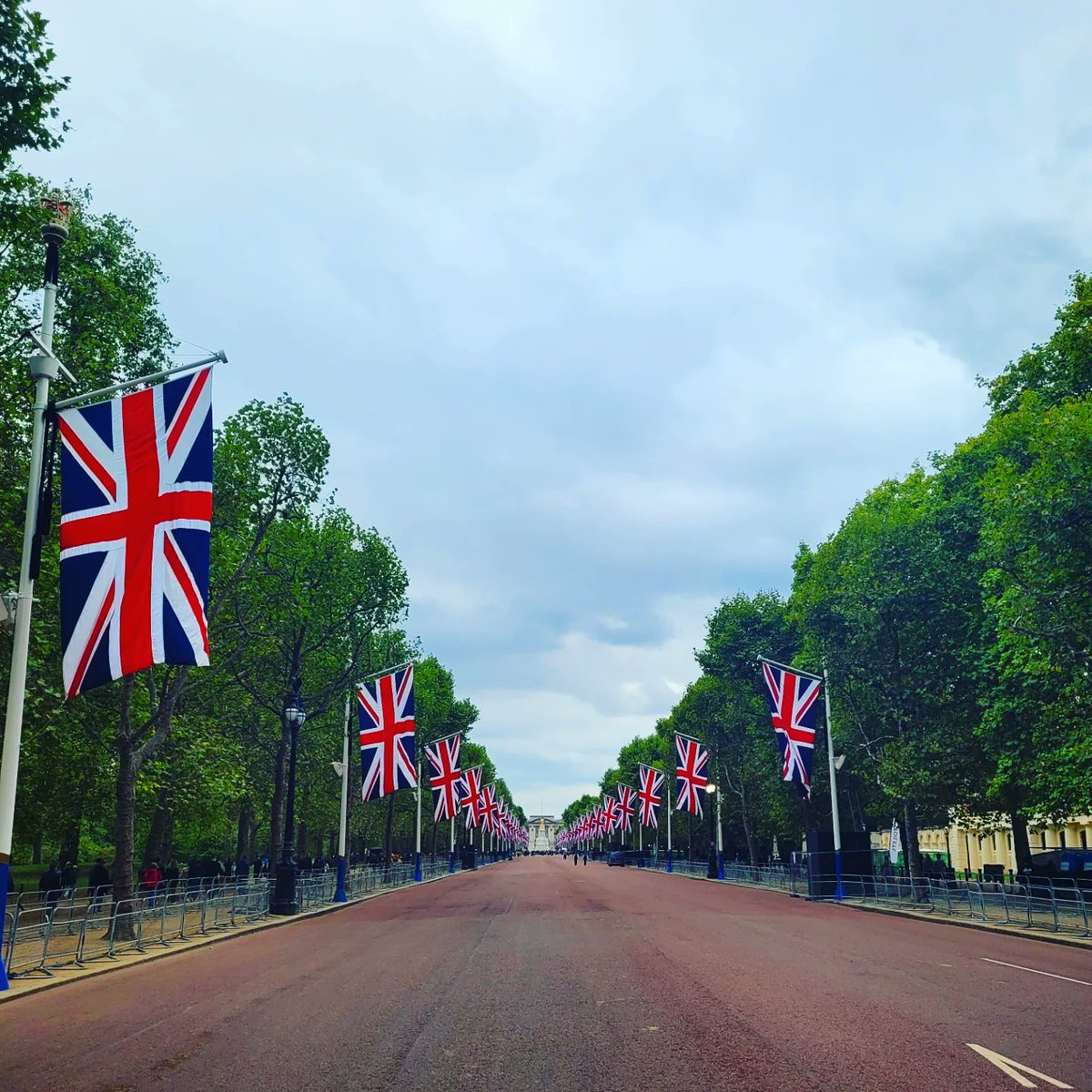 AshGTT's tweet photo. What a day to be in London ❤️ #RestInPeaceQueenElizabethII https://t.co/1JJ6kZqaXg