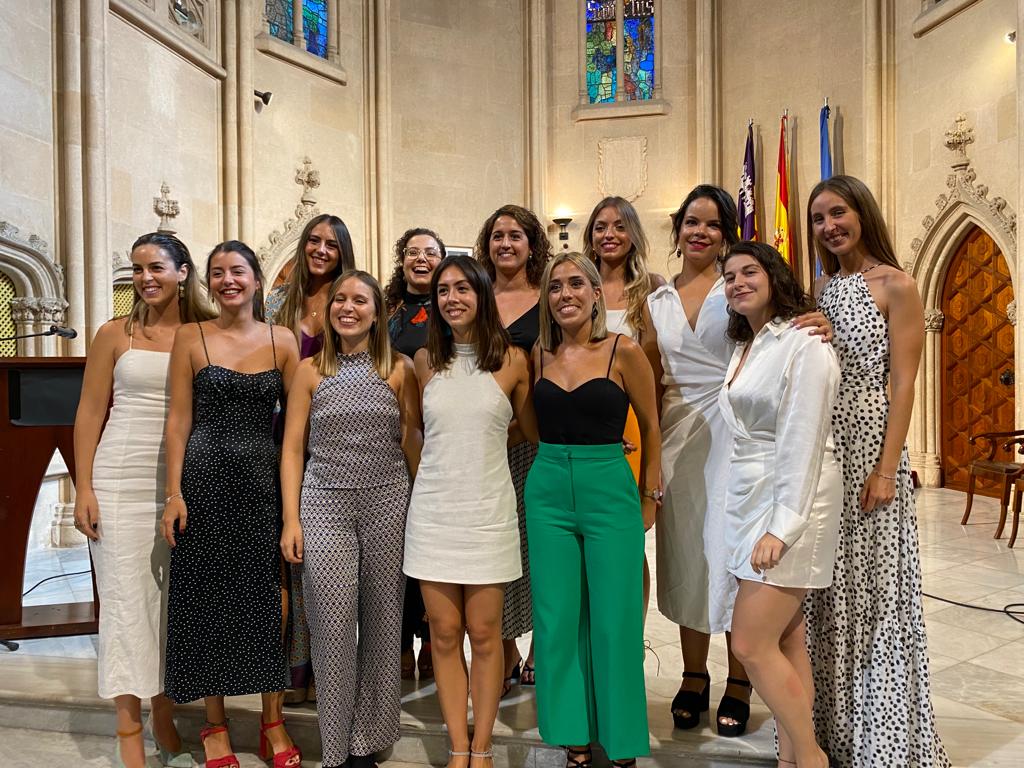 UdmaficMallorca's tweet photo. El divendres passat va tenir lloc la graduació de les residents d'infermeria familiar i comunitària de Mallorca de la promoció 2020-2022. Enhorabona! https://t.co/lxJhRhhRdx